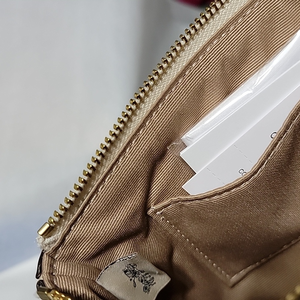 Nwt Coach Corner Zip Wristlet Iconic Embossed "C" Logo Pattern Signature Leather - Picture 7 of 9